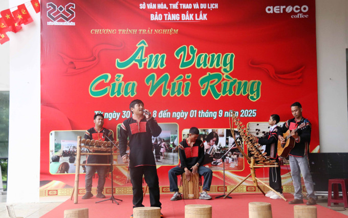Chương trình trải nghiệm phục vụ khách tham quan với chủ đề “Âm vang của núi rừng” tại Bảo tàng Đắk Lắk trong dịp nghỉ Lễ Quốc khánh. dak-lak01.jpg