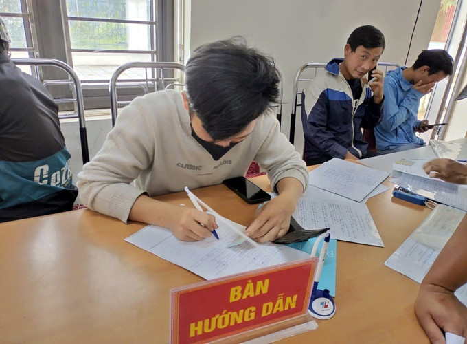 Bàn hướng dẫn người dân đến làm thủ tục hành chính tại Trung tâm Phục vụ hành chính công xã Tủa Sín Chải, tỉnh Lai Châu. lai-chau-0309.jpg