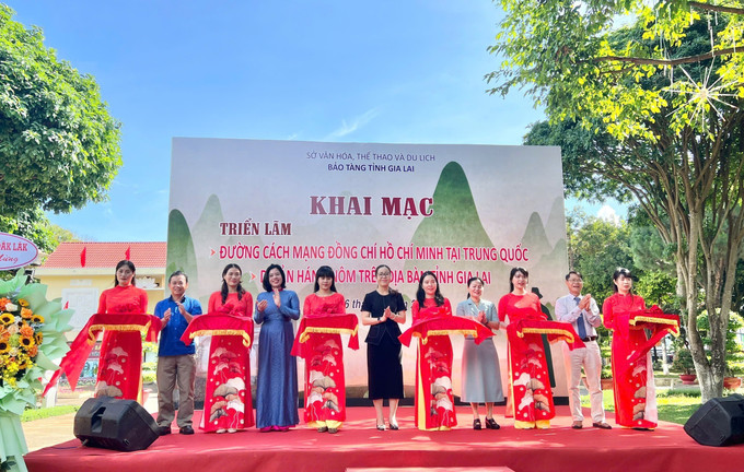 Khai mạc 2 triển lãm: “Đường cách mạng – Đồng chí Hồ Chí Minh tại Trung Quốc” và “Di sản Hán Nôm trên địa bàn tỉnh Gia Lai”. Ảnh: Hồng Điệp/TTXVN gia-lai1-1605.jpg