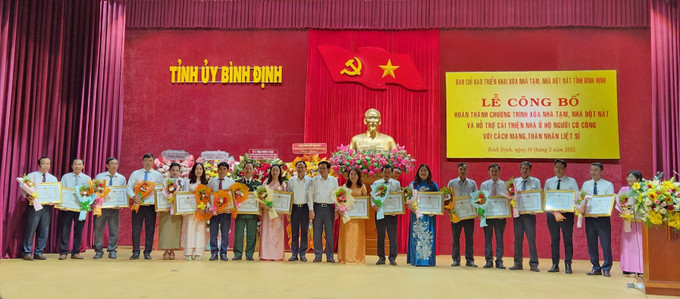 Trao Bằng khen cho 33 tập thể và 31 cá nhân có thành tích xuất sắc, tiểu biểu trong việc xóa nhà tạm. Ảnh: Sỹ Thắng/TTXVN nha-tam4-1605.jpg