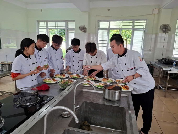 Giờ thực hành chế biến món ăn tại Trường Cao đẳng Du lịch – Thương mại Nghệ An. Ảnh: Bích Huệ/TTXVN nghe-an2-176.jpg