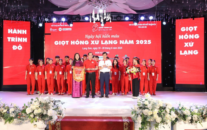 Ban tổ chức Hành trình đỏ tỉnh Lạng Sơn năm 2025 nhận cờ lưu niệm. Ảnh: Anh Tuấn/TTXVN lang-son3-1906.jpg