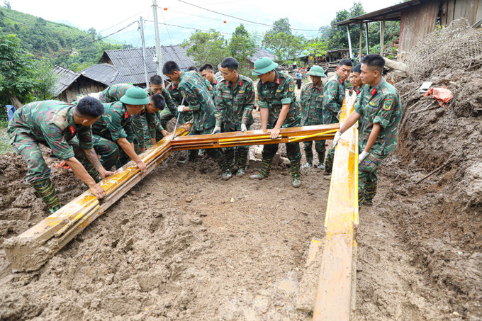 Các chiến sĩ Trung đoàn 82 hỗ trợ người dân dọn dẹp, tháo dỡ nhà cửa, khắc phục hậu quả với mục tiêu giúp người dân sớm ổn định đời sống. Ảnh: Phan Quân/TTXVN quan-dan-0408.jpg