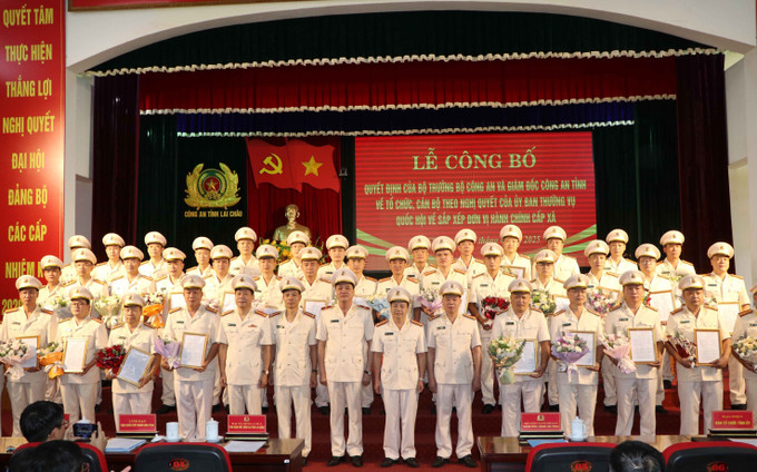 Thiếu tướng Nguyễn Viết Giang, Giám đốc Công an tỉnh Lai Châu trao quyết định cho 38 trưởng công an các xã, phường. lai-chau3-2906.jpg