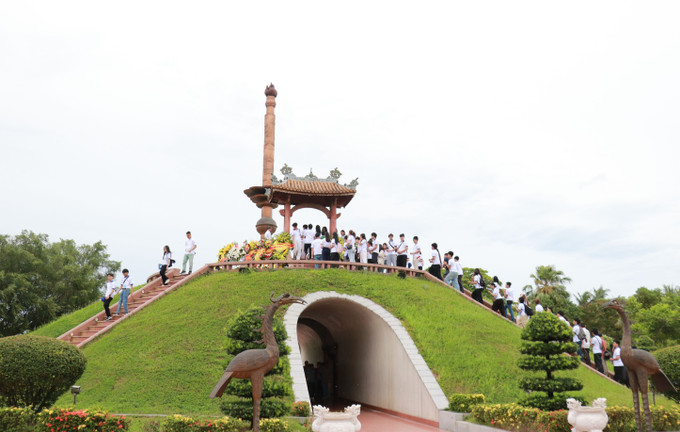 Đoàn thanh niên, sinh viên kiều bào đến dâng hương, dâng hoa tri ân các Anh hùng liệt sỹ tại Thành cổ Quảng Trị. Ảnh: Tường Vi/TTXVN quang-tri-2107.jpg