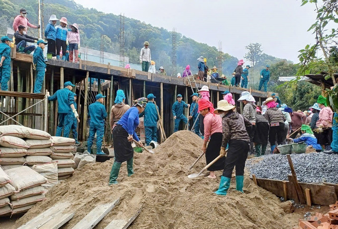 Xã Bản Công, huyện Trạm Tấu, huy động các lực lượng hỗ trợ ngày công giúp hộ nghèo làm nhà mới. Ảnh: Tiến Khánh/TTXVN yen-bai1-1405.jpg