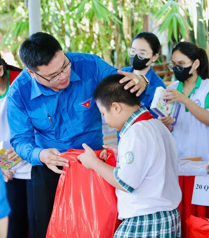 Anh Lại Phước Trường Thành, Bí thư Đoàn phường Cái Khế, quận Ninh Kiều trao quà hỗ trợ thiếu nhi có hoàn cảnh khó khăn. Ảnh: TTXVN phát can-tho-230625.jpg