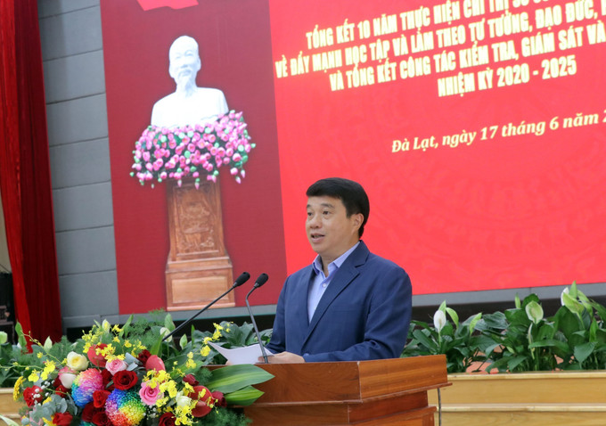 Bí thư Tỉnh ủy Lâm Đồng Y Thanh Hà Niê Kđăm biểu dương các đơn vị, cá nhân về những thành tích đạt được. Ảnh: Chu Quốc Hùng/TTXVN lam-dong1-170625.jpg