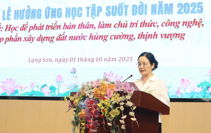 Phó Giám đốc Sở Giáo dục và Đào tạo tỉnh Lạng Sơn Phan Mỹ Hạnh phát biểu tại buổi lễ. lang-son2-011025.jpg