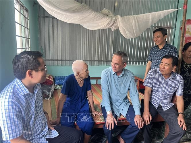 Bí thư Tỉnh ủy Bạc Liêu Lữ Văn Hùng đến thăm và chia sẻ khó khăn với người dân trên địa bàn huyện Vĩnh Lợi thuộc chương trình xoá nhà tạm, nhà dột nát. Ảnh tư liệu: Chanh Đa/TTXVN bac-lieu-170125.jpg