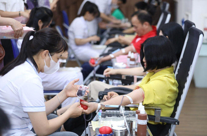 Hiến máu tình nguyện trong ngày khai mạc Hành trình đỏ tỉnh Lạng Sơn năm 2025. Ảnh: Anh Tuấn/TTXVN lang-son4-1906.jpg