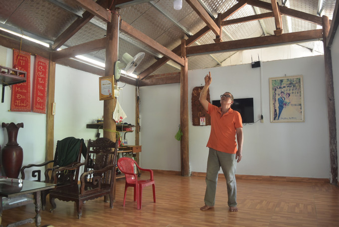 Cựu chiến binh, bệnh binh 61%, Ma Tiến Mướm (sinh năm 1956, tại xã Ea Knốp, tỉnh Đắk Lắk), vừa được nhà nước hỗ trợ 50 triệu đồng để sửa chữa căn nhà gỗ cũ sau hàng chục năm sử dụng. Ảnh: Nguyên Dung/TTXVN xoa-nha-tam3-2507.jpg