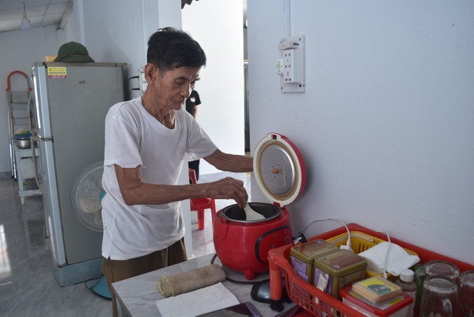 Thương binh hạng 3 Nguyễn Ái Quế (sinh năm 1947, tại xã Ea Knốp, tỉnh Đắk Lắk) trong căn nhà nghĩa tình. Ảnh: Nguyên Dung/TTXVN xoa-nha-tam5-2507.jpg
