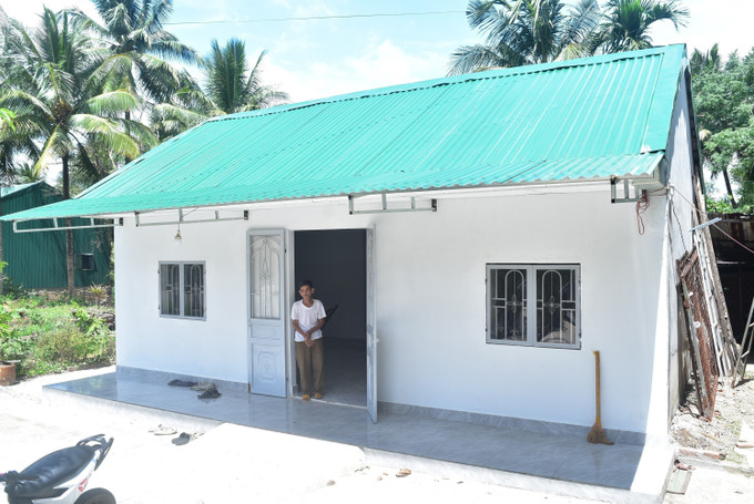 Những căn nhà mới vững chãi được dựng lên không chỉ là nơi an cư mà còn là biểu tượng của đạo lý “Uống nước nhớ nguồn” luôn được gìn giữ và phát huy. Ảnh: Nguyên Dung/TTXVN xoa-nha-tam4-2507.jpg
