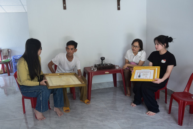 Thương binh hạng 3 Nguyễn Ái Quế (sinh năm 1947, tại xã Ea Knốp, tỉnh Đắk Lắk), rất vui mừng khi được nhà nước hỗ trợ 110 triệu đồng để xây dựng căn nhà mới rộng 50m². Ảnh: Nguyên Dung/TTXVN xoa-nha-tam1-2507.jpg