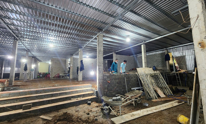 Bên trong công trình xây dựng trái phép trên đất rừng phòng hộ thuộc đèo Bảo Lộc (đoạn gần tượng đài Đức Mẹ, thị trấn Đạ M’Ri, huyện Đạ Huoai, Lâm Đồng). Ảnh: TTXVN phát bao-loc-230625.jpg