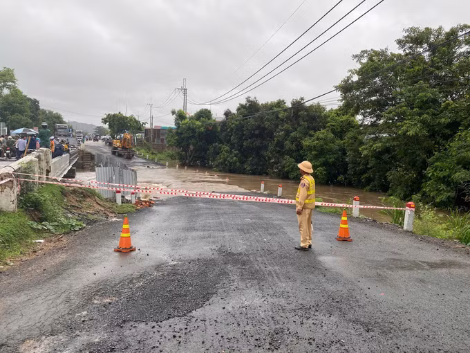 Lực lượng chức năng nỗ lực khắc phục hậu quả và đảm bảo an toàn cho người dân lưu thông qua điểm cầu Plei Lôk trên Quốc lộ 25. Ảnh: TTXVN phát