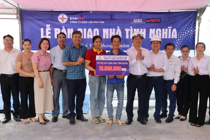 Một hộ nghèo tại huyện Sông Hinh hoàn thành căn nhà mới từ sự hỗ trợ của các doanh nghiệp, đơn vị. Một hộ nghèo tại huyện Sông Hinh hoàn thành căn nhà mới từ sự hỗ trợ của các doanh nghiệp, đơn vị.
