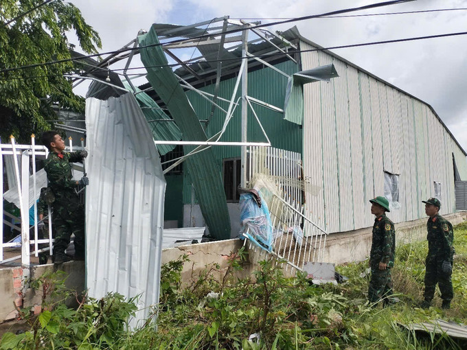 Lực lượng quân đội hỗ trợ người dân xã Ba Sao (tỉnh Đồng Tháp) khắc phục hậu quả do trận dông lốc gây ra. Ảnh: TTXVN phát dong-thap-2307.jpg