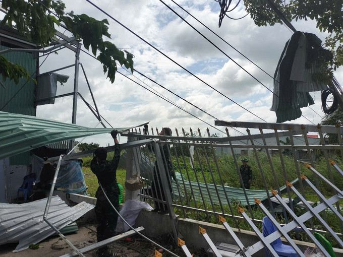 Lực lượng quân đội hỗ trợ người dân xã Ba Sao (tỉnh Đồng Tháp) khắc phục hậu quả do trận dông lốc gây ra. Ảnh: TTXVN phát dong-thap2-2307.jpg