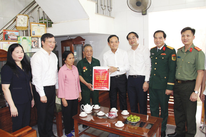 Bí thư Trung ương Đảng, Trưởng Ban Chính sách, Chiến lược Trung ương Trần Lưu Quang cùng Đoàn công tác thăm, tặng quà cho các thương binh tại xã Quy Mông. Ảnh: TTXVN phát lao-cai-210725.jpg