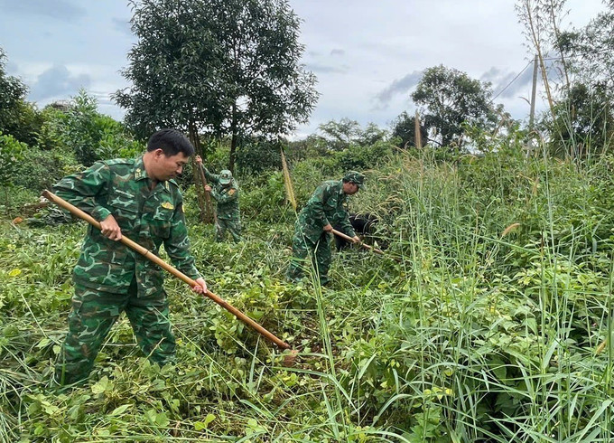 Cán bộ chiến sĩ Đồn biên phòng Ia Mơ giúp dân khơi thông đường nước để sản xuất lúa 2 vụ, giúp người dân thoát nghèo.