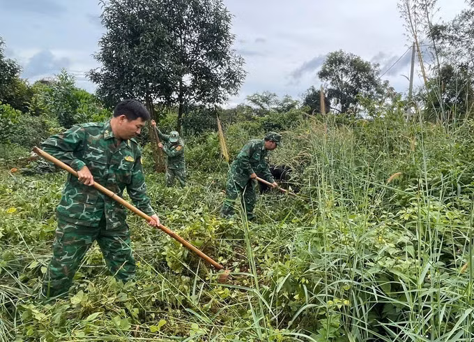 Cán bộ chiến sĩ Đồn biên phòng Ia Mơ giúp dân khơi thông đường nước để sản xuất lúa 2 vụ, giúp người dân thoát nghèo.