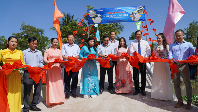 Cắt băng khánh thành cầu Kênh Cao Một, ấp Ngọc Tân, xã Ngọc Chúc.