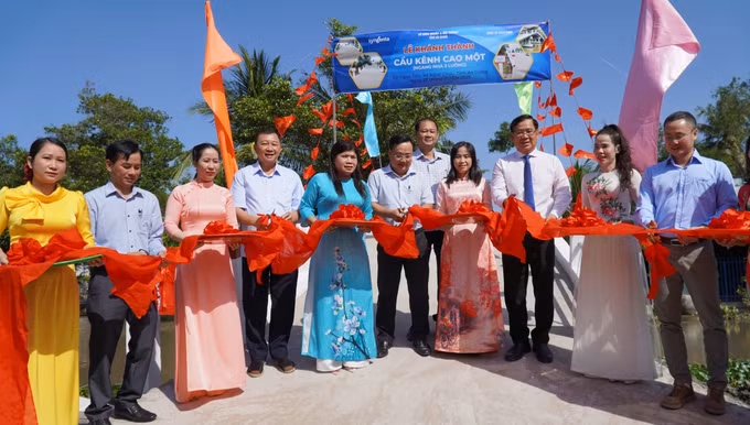 Cắt băng khánh thành cầu Kênh Cao Một, ấp Ngọc Tân, xã Ngọc Chúc.