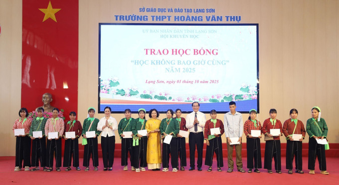Trao học bổng của Quỹ Khuyến học tỉnh cho học viên lớp xoá mù chữ. lang-son3-011025.jpg
