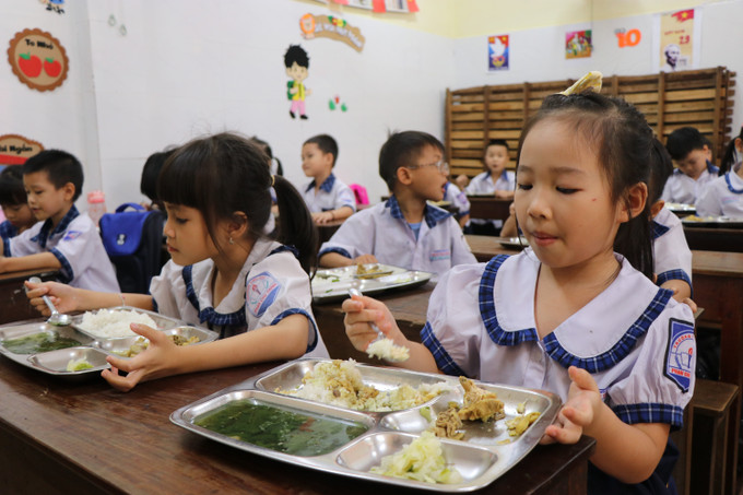 Học sinh ăn bán trú tại trường. dak-lak2-1110.jpg