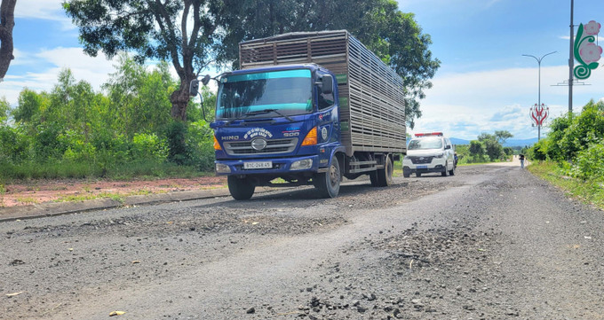 Mặt đường Quang Trung, xã Ia Pa (Gia Lai) hư hỏng nghiêm trọng ngay sau khi nghiệm thu, quyết toán. Ảnh: Hoài Nam/TTXVN gia-lai3-0110.jpg