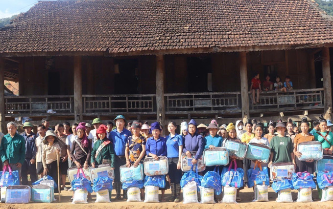 Đoàn công tác tặng quà người dân bị thiên tai xã Huổi Một, tỉnh Sơn La. Ảnh: TTXVN phát son-la-1008.jpg
