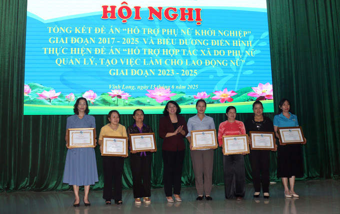 Biểu dương các tập thể có thành tích xuất sắc trong “Hỗ trợ Phụ nữ khởi nghiệp, giai đoạn 2017-2025”. Ảnh: Lê Thúy Hằng/TTXVN vinh-long-130625.jpg