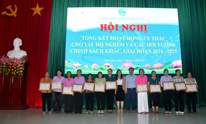 Khen thưởng các cá nhân có thành tích xuất sắc trong thực hiện ủy thác cho vay hộ nghèo và các đối tượng chính sách khác giai đoạn 2021 – 2025. Ảnh: Lê Thúy Hằng/TTXVN vinh-long2-130625.jpg