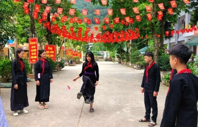 Em Hoàng Thị Bích Ngọc vui chơi cùng các bạn trong lớp. Ảnh: TTXVN phát ha-giang-100525.jpg