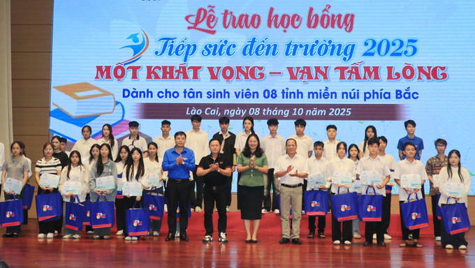 Ban Tổ chức trao học bổng cho các sinh viên nghèo vượt khó. hoc-bong3-0810.jpg