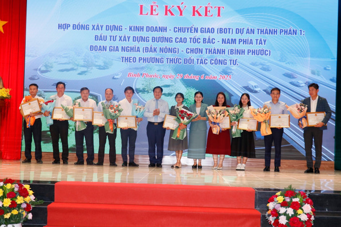 Tặng bằng khen của Chủ tịch UBND tỉnh cho các cá nhân có nhiều đóng góp cho quá trình đẩy nhanh triển khai dự án. ky-ket2-2906.jpg