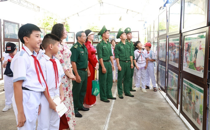 Triển lãm hình ảnh tư liệu về rác thải nhựa thu hút đông đảo người xem. trung-bay2-0509.jpg