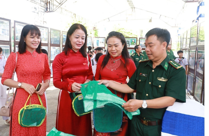 Đại diện Ban Chỉ huy Bộ đội Biên phòng tỉnh Đắk Lắk giới thiệu sản phẩm tái sử dụng từ rác thải nhựa. trung-bay3-0509.jpg