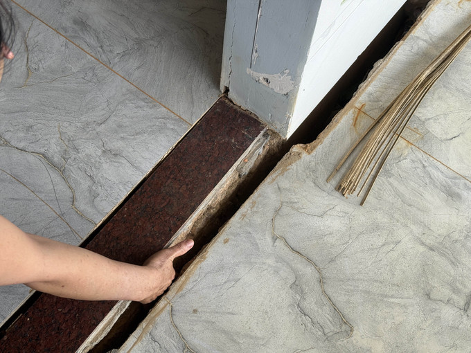 Căn nhà của gia đình bà Đoàn Thị Nhũ (thôn Đông Anh, xã Nam Ban Lâm Hà) bị ảnh hưởng trầm trọng do sự cố sạt trượt hồ chứa nước Đông Thanh. lam-dong-2208.jpg