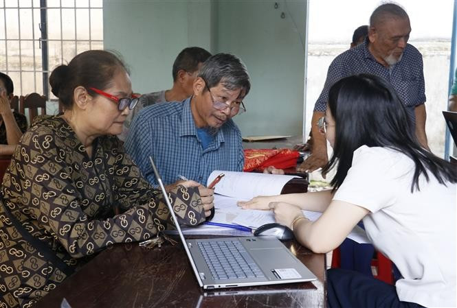 Cán bộ phường Bình Phước xuống cơ sở hỗ trợ người dân giải quyết thủ tục đất đai. dong-nai-1507.jpg