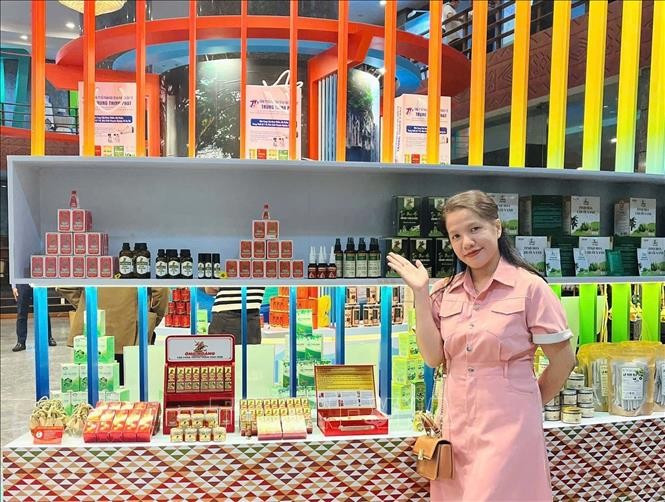 Chị Nguyễn Thuỵ Thuý Vy với các sản phẩm thảo dược của Hợp tác xã Nông ngư nghiệp Mỹ An. gia-lai-291025.jpg