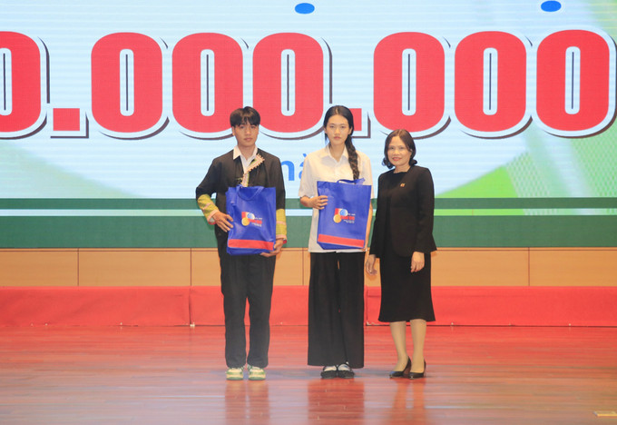 Trao 2 suất đặc biệt trị giá 50 triệu đồng/suốt 4 năm đại học cho 2 sinh viên nghèo vượt khó Nguyễn Thị Tố Loan và Chảo Ông Liều. hoc-bong-0810.jpg