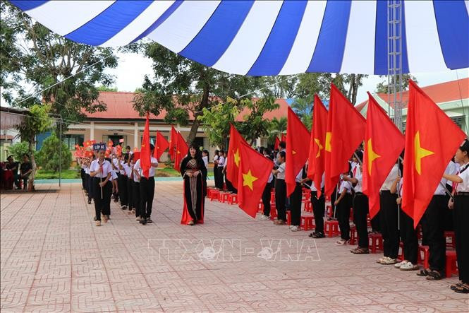 Học sinh lớp 6 trường THCS Võ Thị Sáu (xã Buôn Đôn, tỉnh Đắk Lắk) háo hức chào đón năm học mới. Ảnh: Nguyên Dung/TTXVN vo-thi-sau-050925.jpg
