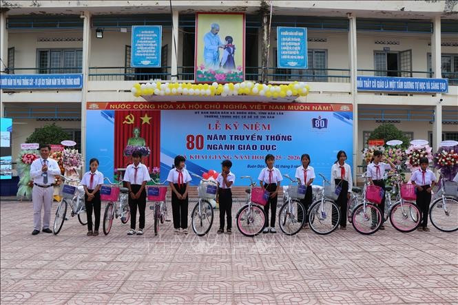 Tặng xe đạp cho học sinh có hoàn cảnh khó tại Trường THCS Võ Thị Sáu (xã biên giới Buôn Đôn, tỉnh Đắk Lắk). Ảnh: Nguyên Dung/TTXVN vo-thi-sau2-050925.jpg