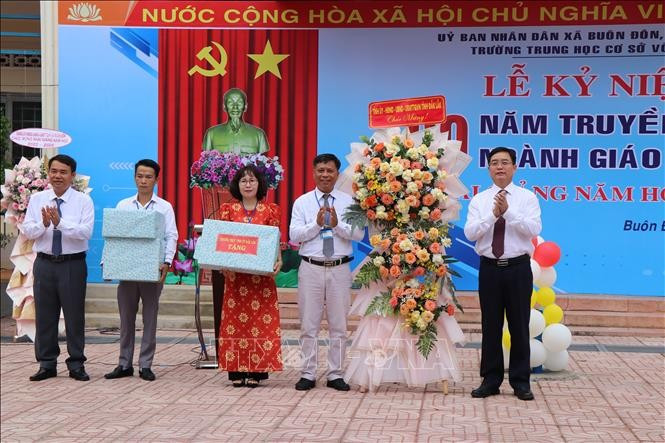 Bí thư Tỉnh ủy Đắk Lắk Nguyễn Đình Trung tặng hoa chúc mừng Trường THCS Võ Thị Sáu (xã biên giới Buôn Đôn). Ảnh: Nguyên Dung/TTXVN vo-thi-sau1-050925.jpg