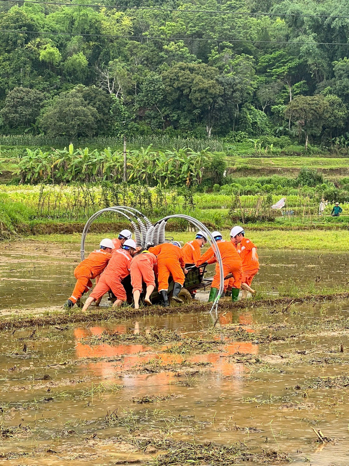 Công nhân điện lực Cao Bằng vận chuyển thiết bị điện đến hiện trường để thay thế những thiết bị bị hư hại. Ảnh: TTXVN phát Công nhân điện lực Cao Bằng vận chuyển thiết bị điện đến hiện trường để thay thế những thiết bị bị hư hại. Ảnh: TTXVN phát