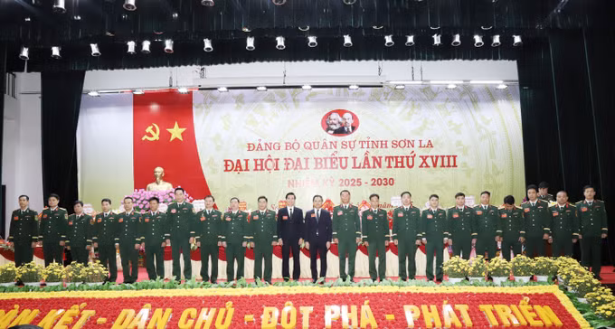 Ban Chấp hành Đảng bộ Quân sự tỉnh Sơn La khóa XVIII và Đoàn đại biểu Đảng bộ Quân sự tỉnh dự Đại hội đại biểu Đảng bộ tỉnh lần thứ XVI, nhiệm kỳ 2025 - 2030 ra mắt Đại hội.