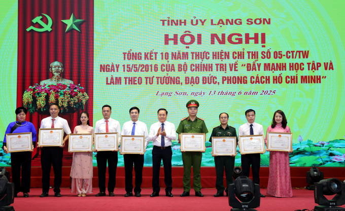 Trao Bằng khen của Chủ tịch UBND tỉnh Lạng Sơn cho các tập thể, cá nhân có thành tích xuất sắc trong “Học tập và làm theo tư tưởng, đạo đức, phong cách Hồ Chí Minh”, giai đoạn 2016-2025. Ảnh: Văn Đạt/TTXVN lang-son2-1306.jpg